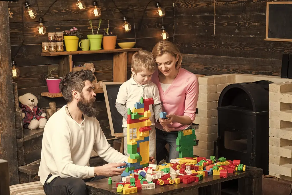 Родители играют со своим ребенком, используя конструкторы LEGO Education Родители играют со своим ребенком, используя конструкторы LEGO Education