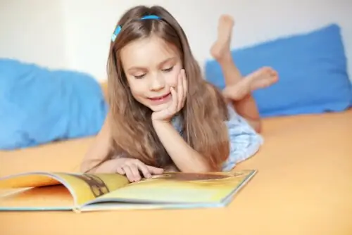 Девушка читает в постели Великие книги о сверхдержавах Девушка читает в постели Великие книги о сверхдержавах