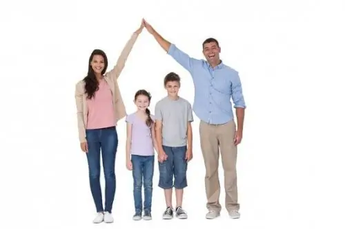 Счастливые родители взявшись за руки над детьми