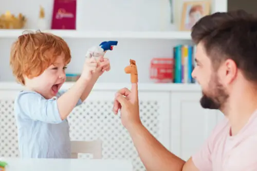 Отец играет со своим сыном