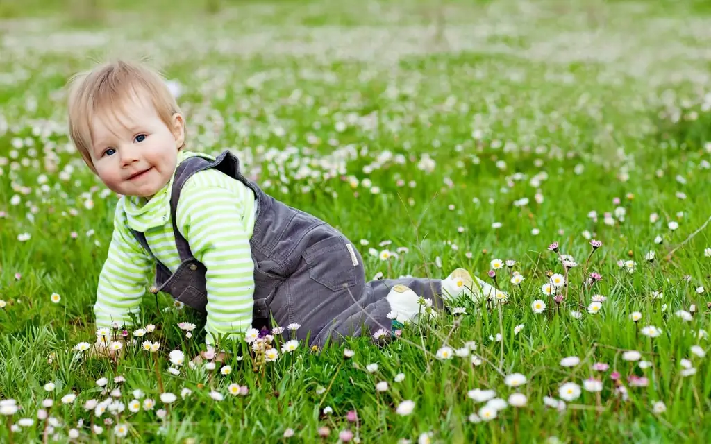 cute_lovely_baby_play_in_garden-1680x1050 cute_lovely_baby_play_in_garden-1680x1050