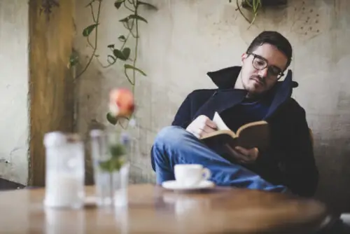 Мальчик читает книгу дома Мальчик читает книгу дома