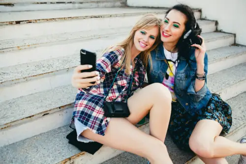 Девочки-подростки фотографируются для Snapchat Девочки-подростки фотографируются для Snapchat