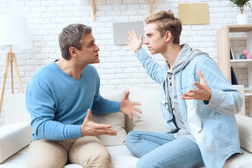 Отец и сын спорят Отец и сын спорят