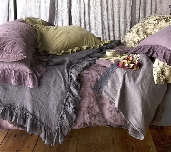 Whisper Linen - этот фиолетовый платок Whisper Linen Bed Scarf (234 доллара) добавляет причудливую женственную нотку традиционному льну Whisper Linen - этот фиолетовый платок Whisper Linen Bed Scarf (234 доллара) добавляет причудливую женственную нотку традиционному льну