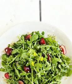 Салат с дикой рукколой и киноа