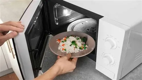 Don’Не используйте микроволновую печь, чтобы разогреть эти 11 продуктов, говорят эксперты