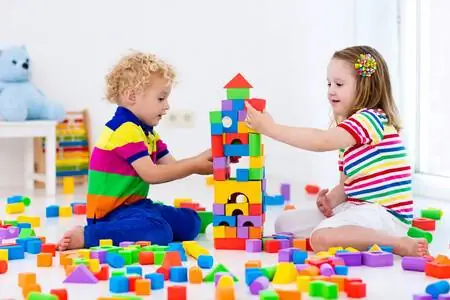 11 основных игрушек в стиле Монтессори, способствующих когнитивному и моторному развитию детей