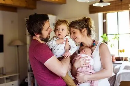 64% испанских родителей считают, что обязанности по уходу за ребенком распределяются между супругами поровну
