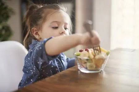 Фрукты в прикорме грудных детей: когда и как их давать