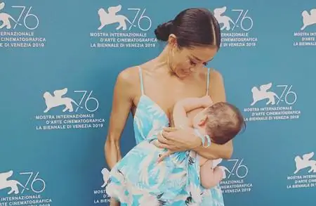 Грудное вскармливание приветствуется везде, даже на Венецианском международном кинофестивале