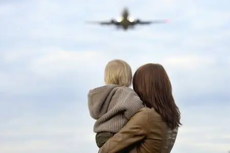 Первое путешествие с ребенком: основные советы, как сесть в самолет