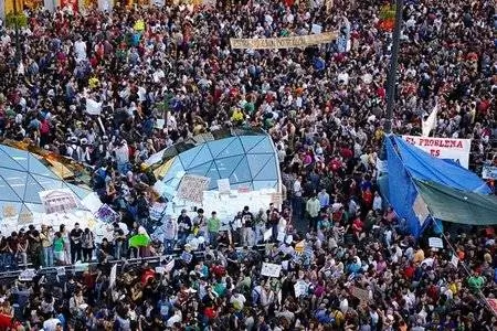 Кемпинг на площади Пуэрта-дель-Соль в Мадриде