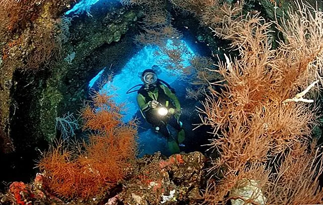 Водолазы на кораблекрушение на Бали, Индонезия