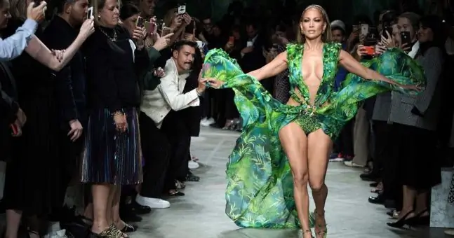Дженнифер Лопес только что прошлась по подиуму Versace в воссоздании ЭТОГО платья Грэмми