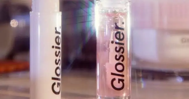 Glossier запускает средство от прыщей для всех наших мечтаний о чистой коже