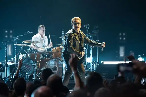 БЕЛФАСТ, СЕВЕРНАЯ ИРЛАНДИЯ - 18 НОЯБРЯ: U2 выступают на сцене SSE Arena Belfast 18 ноября 2015 г. в Белфасте, Северная Ирландия. (Фото Кэрри Давенпорт/Редфернс)