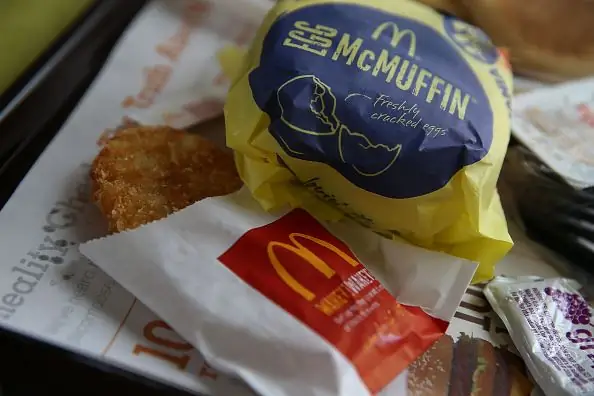 ФЭЙРФИЛД, Калифорния - 23 июля: McDonald's Egg McMuffin и оладьи выставлены в ресторане McDonald's 23 июля 2015 года в Фэрфилде, Калифорния. McDonald's тестирует меню завтраков в течение всего дня в некоторых местах в США. С. и мог предложить его во всех местах уже в октябре. (Фотоиллюстрация Джастина Салливана/Getty Images) ФЭЙРФИЛД, Калифорния - 23 июля: McDonald's Egg McMuffin и оладьи выставлены в ресторане McDonald's 23 июля 2015 года в Фэрфилде, Калифорния. McDonald's тестирует меню завтраков в течение всего дня в некоторых местах в США. С. и мог предложить его во всех местах уже в октябре. (Фотоиллюстрация Джастина Салливана/Getty Images)