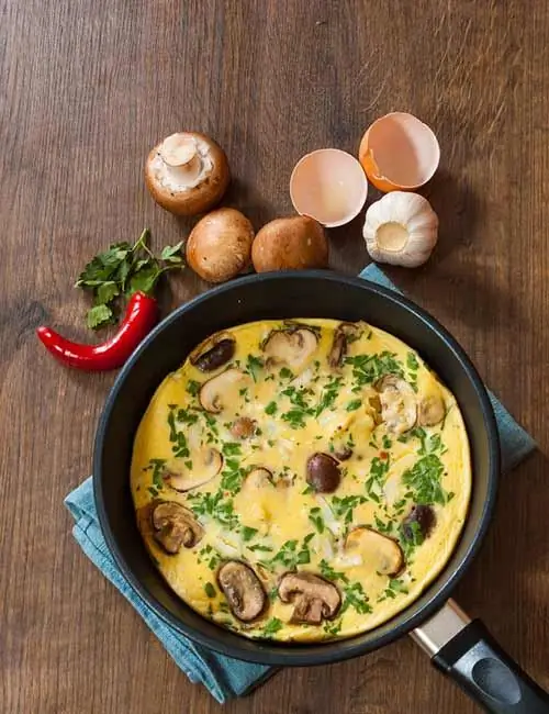 Низкокалорийный завтрак - омлет с яйцом и грибами