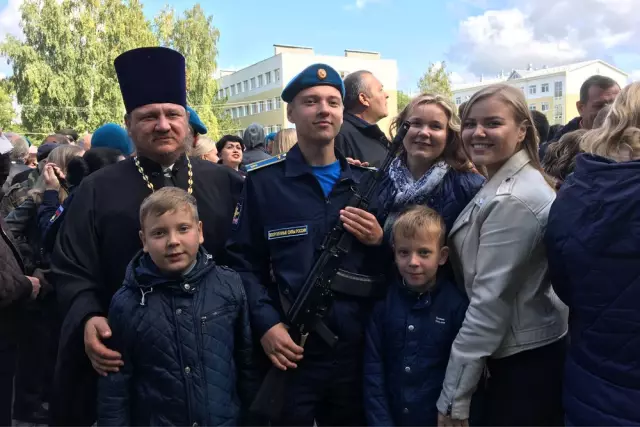 Принятие Давида, сына Мадонны, в опасности