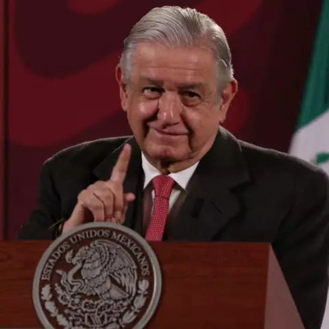 Это Кэролин Адамс, мать единственного внука AMLO