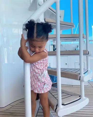 Роскошный купальник Dior от Stormi Webster