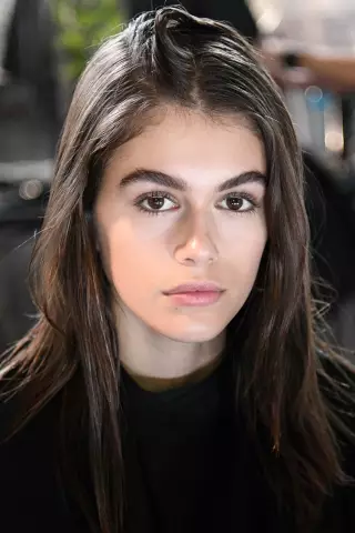 Kaia Gerber показывает свою эффектную фигуру в бикини