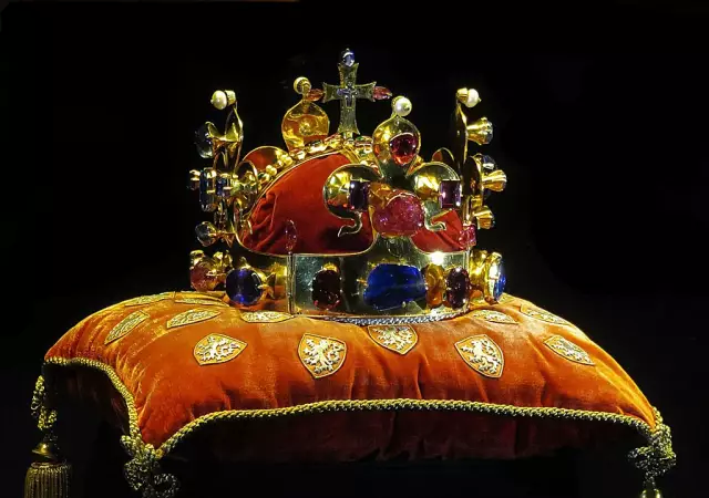 Драгоценности британской короны выставлены в Мадриде