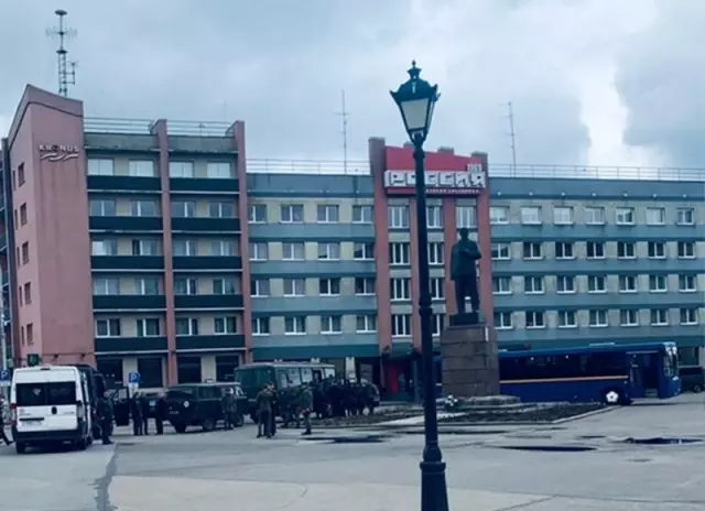 Голландия увольняет принца Бернардо со всеми воинскими почестями