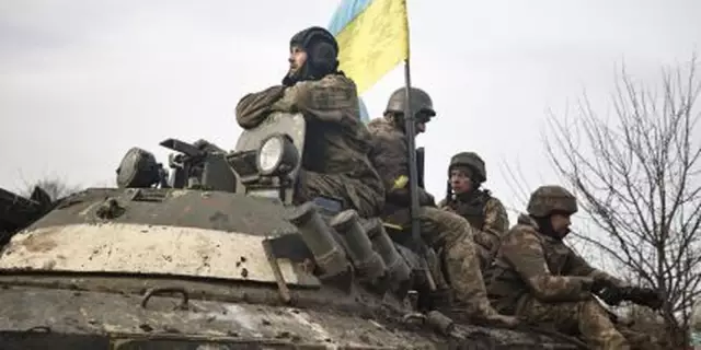 Короли Испании присутствуют на параде в День Вооруженных сил