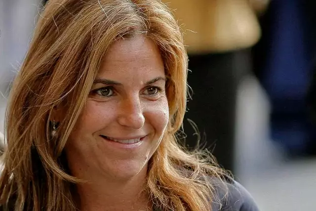 Arantxa Sánchez Vicario показывает свою зарождающуюся беременность в дань уважения испанским спортсменам