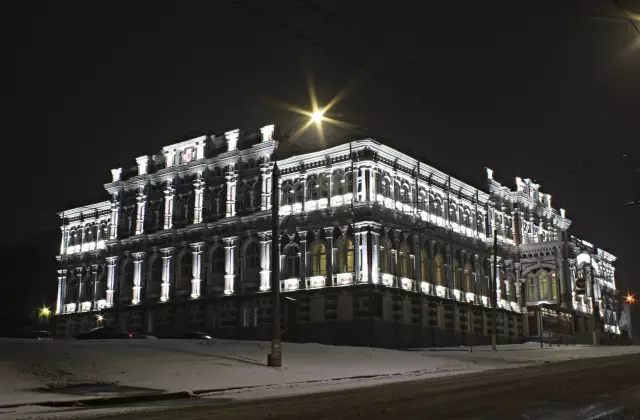 Многие известные лица в презентации "волшебное ожерелье"