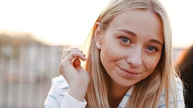 Нурия Рока, одетая в торжество на шестом месяце беременности