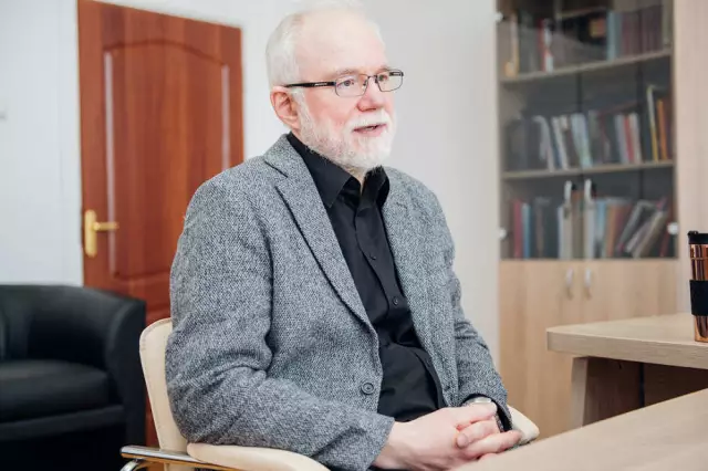 Умберто Жанейро покидает больницу в окружении своих родственников